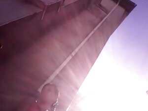 Teen Katie Kiss se saoule sur le canapé felm sex xxl