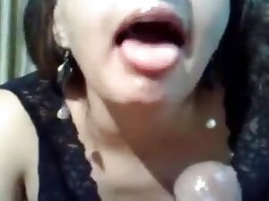 Superbe brune porno xxxl arab remplissant sa chatte avec un énorme gode