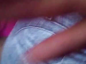 Une fille xxlpornofilm très mignonne baise une grosse bite de l'ICC circoncis